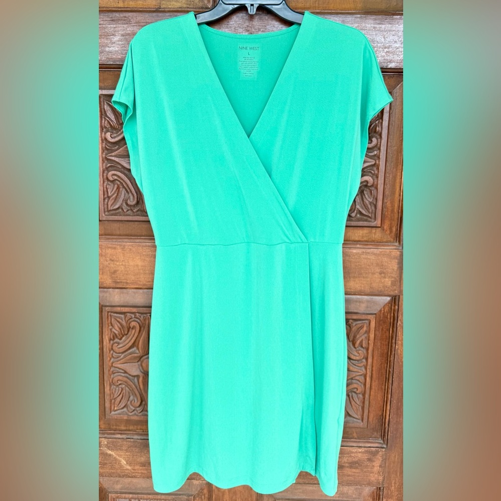 Nine West Green V-Neck Short Sleeve Wrap Knee Length Dress.  Size Large.  EUC.